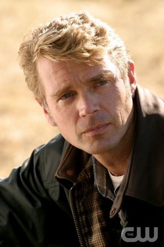 TheCW Staffel1-7Pics_34.jpg - SMALLVILLE"Perry" (Episode 305)Image #SM305-3188Pictured: John Schneider as Jonathan KentPhoto Credit: © The WB/David Gray